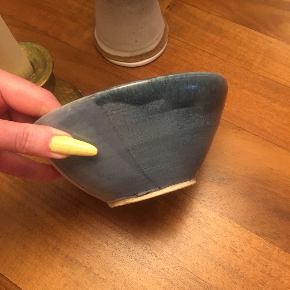 Handmade pottery bowl- wheel thrown blue and white beachy small serving bowl β¨π - Picture 4 of 8
